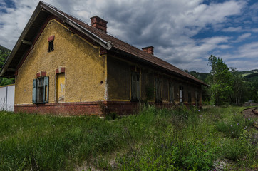 verlassenes bahnhofsgebaeude