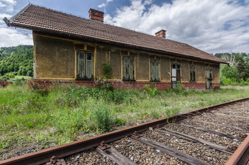 Obraz premium verlassener bahnhof in den bergen