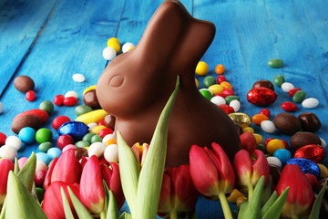Obraz na płótnie Canvas Chocolate Easter eggs and bunny with fresh easter flower