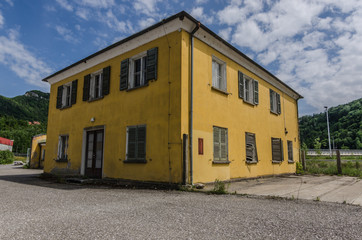 verlassenes gelbes haus