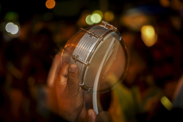 Detalhe de tamborim usado em escolas de samba no carnaval brasileiro - obrazy, fototapety, plakaty