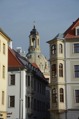 Fototapeta na wymiar Die Frauenkirche überragt die Häuser in Dresden