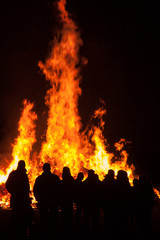Fototapeta na wymiar Menschen Flammen Osterfeuer
