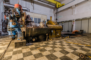 gelber motor in fabrikshalle