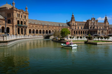 Obraz premium Senior couple sailing boat in canal Plaza de Espana, Sevilla, Andalucia