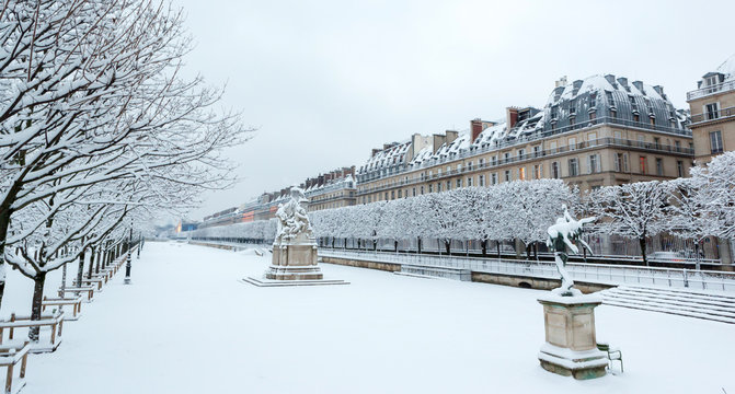 Fototapeta Paris under the snow during the winter, France