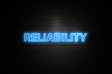Fototapeta premium Reliability neon Sign on brickwall
