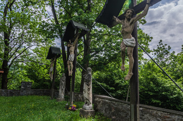 kreuze mit jesus im wald