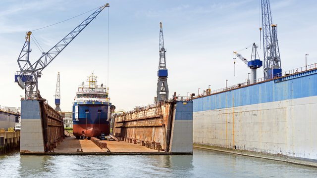 Frachtschiff zum &Uuml;berholen im Trockendock, Rotterdam, Hafen, Schiffswerft in den Niederlanden