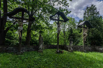 kreuze mit jeus im wald bei einer kirche
