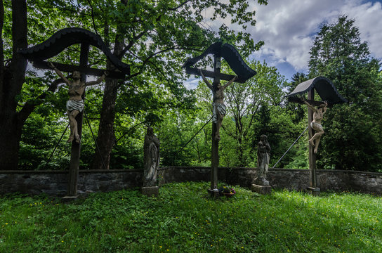 kreuze mit jeus im wald bei einer kirche