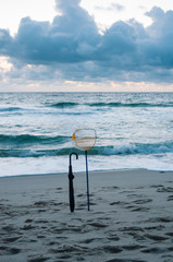 sonnenuntergang am meer mit fischernetz und regenschirm sunset on sea with fishing net and umbrella