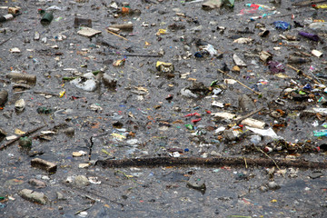 zanieczyszczona śmieciami i odpadami brudna woda w rzece - obrazy, fototapety, plakaty