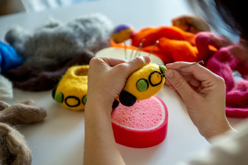 Manufacturing process from wool soft toys.