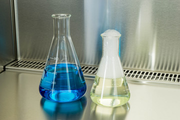 Chemielabor - Arbeitsplatz mit Erlenmeyerkolben oder Schüttelgefäß