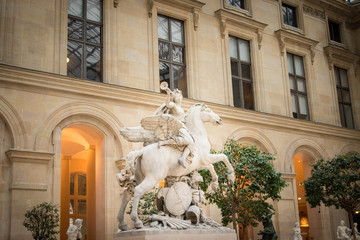 Statue ancienne en marbre du Louvre