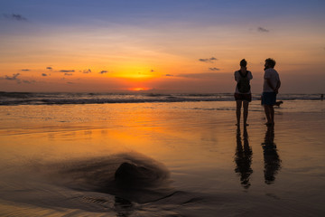 Fototapeta premium Beach with people in sunset