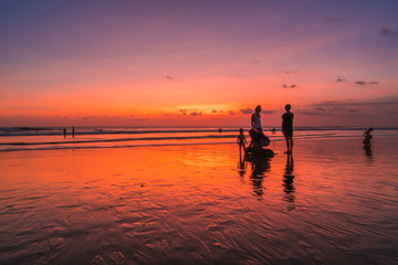 Fototapeta premium Beach with people in sunset