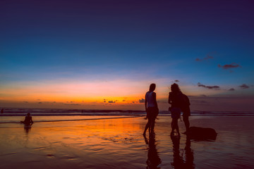 Fototapeta premium Beach with people in sunset