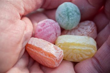 bonbons dans la main