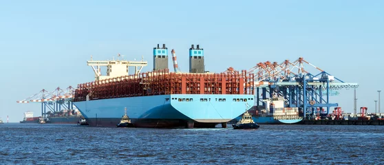 Photo sur Plexiglas Porte Manœuvres d& 39 amarrage d& 39 un porte-conteneurs dans le port d& 39 outre-mer de Bremerhaven en Allemagne du Nord