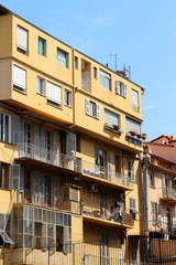 Fototapeta na wymiar immeuble jaune au centre de Nice - France