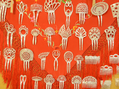Peinetas t&iacute;picas espa&ntilde;olas con mant&oacute;n de Manila rojo de fondo, Espa&ntilde;a