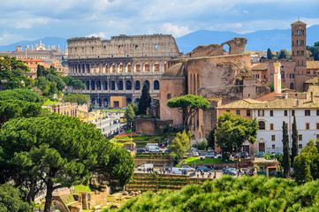 Fototapeta premium Forum Romanum i Koloseum na Starym Mieście w Rzymie, Włochy