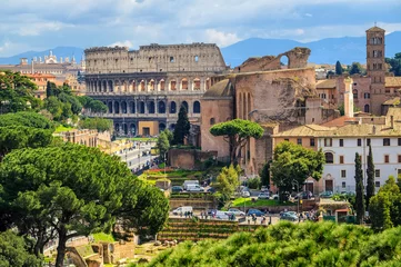 Fotobehang Forum Romanum en Colosseum in de oude binnenstad van Rome, Italië © Boris Stroujko