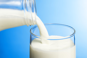 ガラスのコップに牛乳を注ぐ