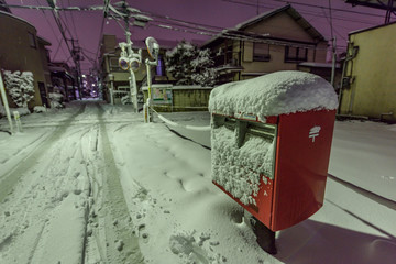 雪をかぶった郵便ポスト