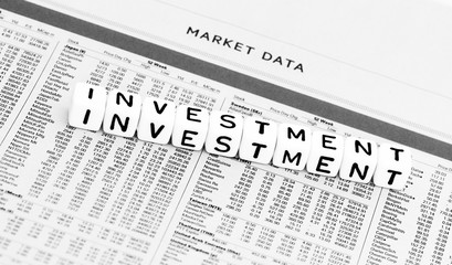 Obraz premium Investment catchword on a financial paper