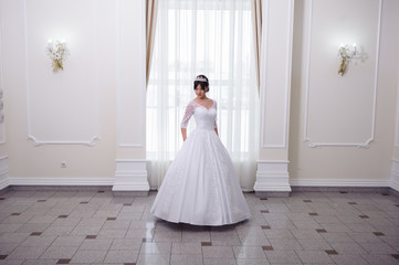 Fototapeta na wymiar Beautiful bride in hall