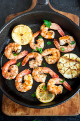 Roasted shrimps with lemon and garlic