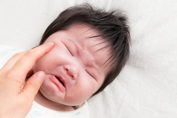 赤ちゃん　泣く