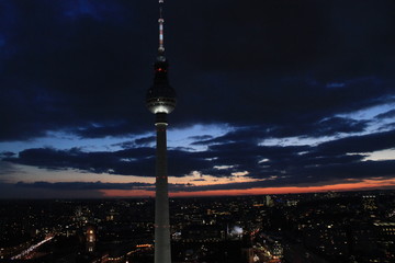 Winterlicher Abendhimmel &uuml;ber Berlin