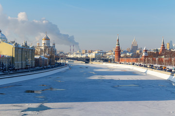 Obraz premium Moskva river near Moscow Kremlin on a sunny winter day. Moscow in winter