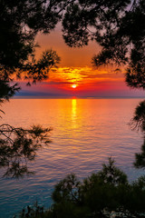 Fototapeta na wymiar bright sunset above the sea