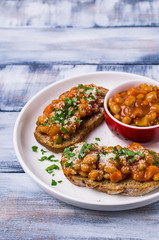 Open sandwich with beans and vegetables