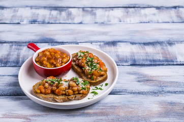 Open sandwich with beans and vegetables