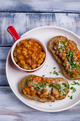 Open sandwich with beans and vegetables