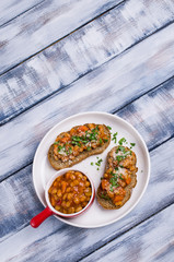 Open sandwich with beans and vegetables