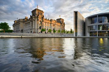 Reichstag und Paul-Löbe-Haus spiegeln sich in der Spree, Berlin, Deutschland