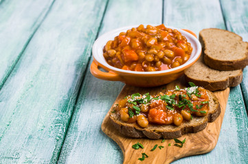 Open sandwich with beans and vegetables