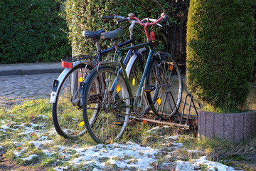 Zwei Fahrräder im Fahrradständer