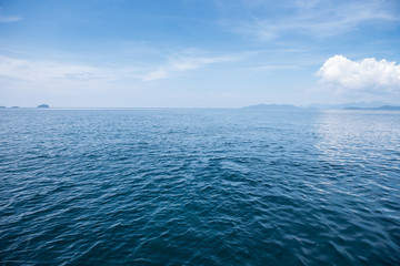 Obraz premium Ocean with blue sky