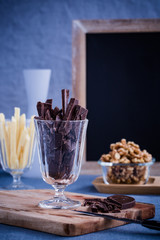 Glas mit Zartbitterschokolade