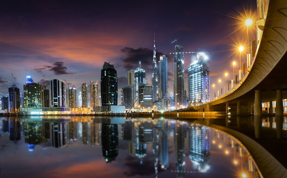 Dubai Business Bay bei Sonnenuntergang mit Blick auf die Skyline