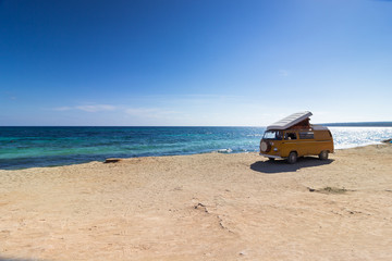 van hippie devant la mer