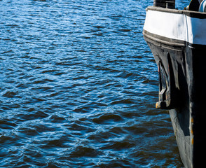 Schiffsrumpf mit Wasser